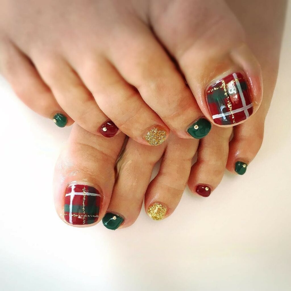30 Festive Christmas Pedicure Ideas to Experiment with in 2024 22 Plaid and Merry