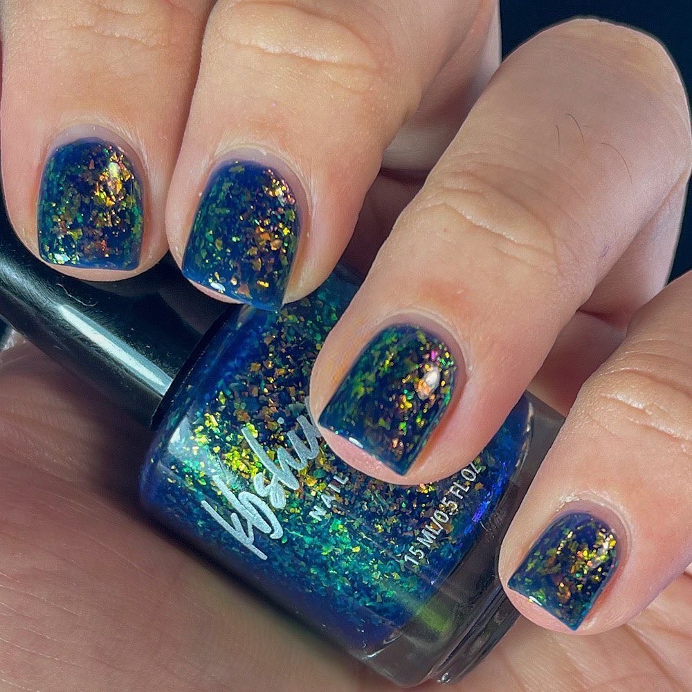 30 Latest Navy Blue Nail Designs To Try In 2024! 31 Glossy Navy with Green Shimmer