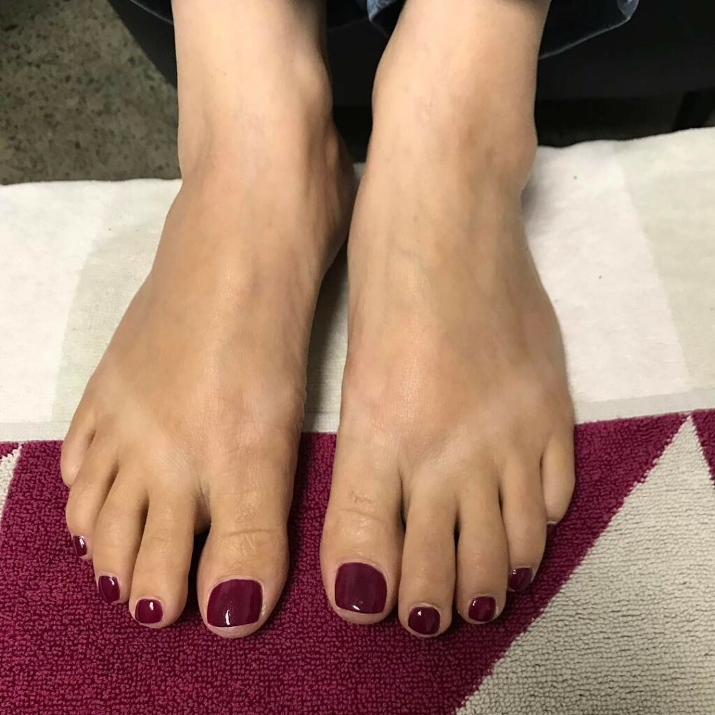 22 Fall Pedicure Color Ideas to Spice Up Your Look in 2024 11 Pretty Plum