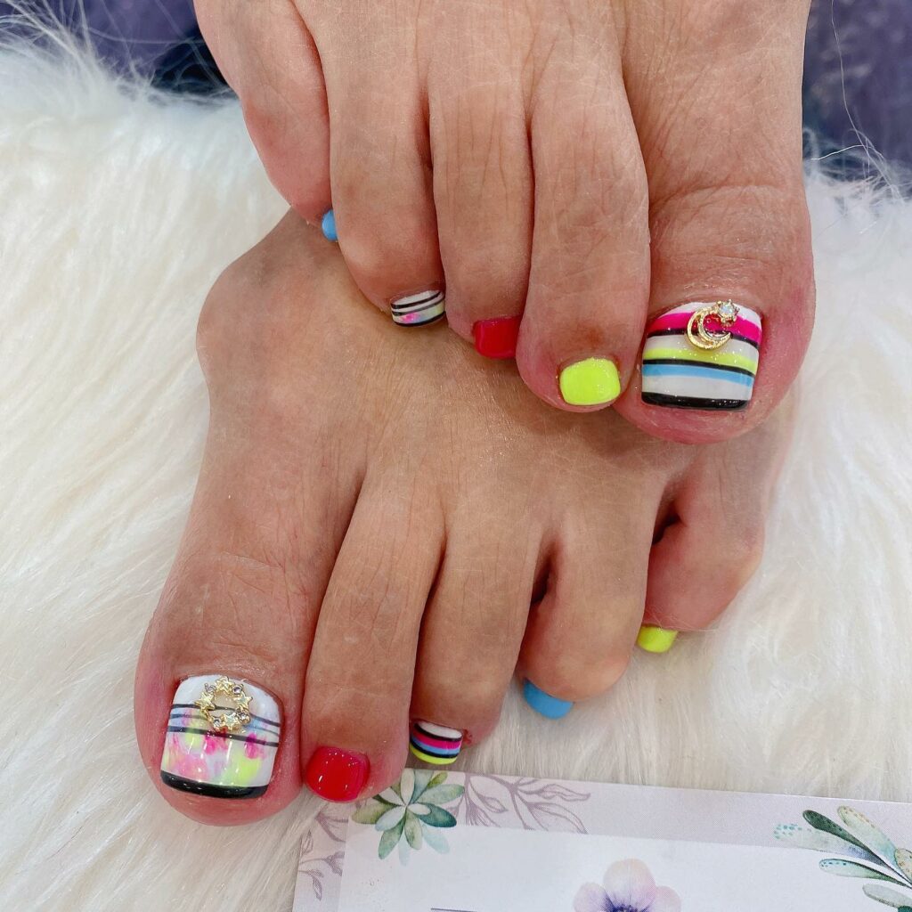 30 Festive Christmas Pedicure Ideas to Experiment with in 2024 31 Candy Cane Stripes