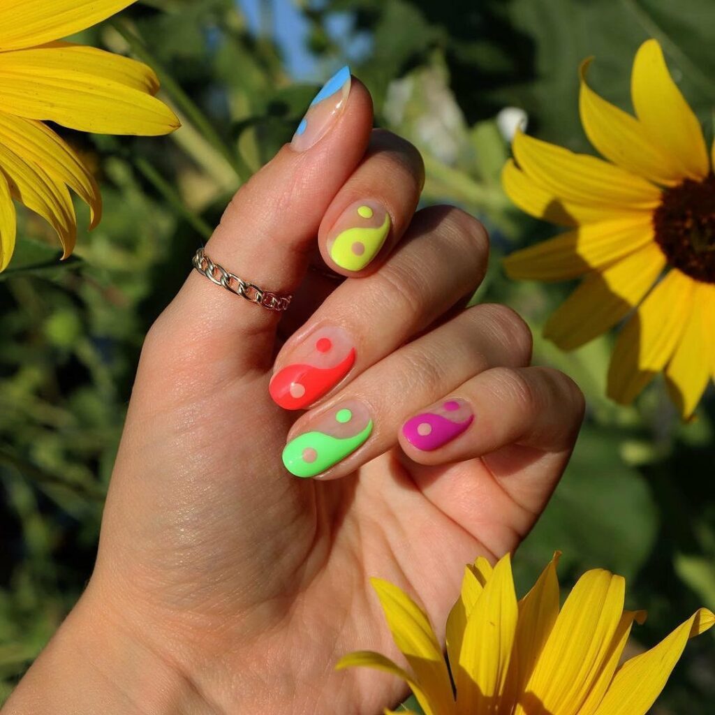 40 Latest Short Summer Nail Designs To Try In 2024! 27 Abstract Yin And Yang Short Summer Nails
