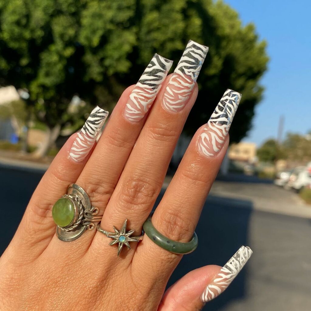 20 LATEST WILD STRIPE NAIL DESIGNS TO TRY IN 2024! 26