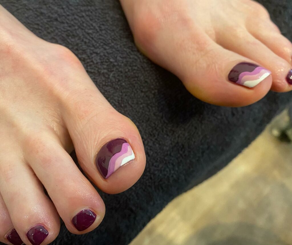 25 Latest Purple Pedicure Designs to Try In 2024! 14 Creative Abstract Purple Pedicure