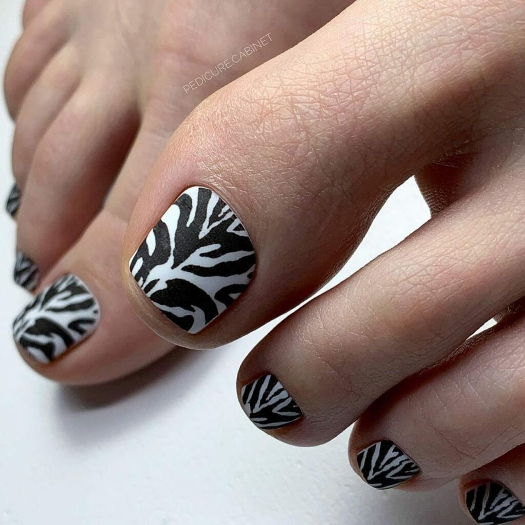 22 Latest Black Pedicure Ideas To Try In 2024! 10 Geometric Delights
