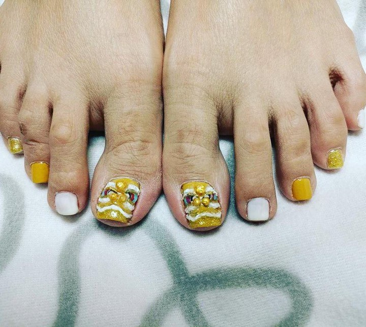 30 Yellow Pedicure Ideas to Brighten Up Your Look in 2024 32 chanails_beaute