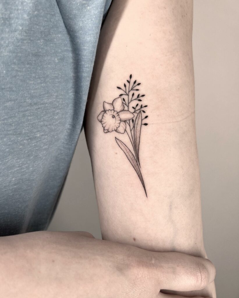 FLORAL TATTOO MEANINGS & 10 AMAZING DESIGNS TO INSPIRE YOU! 14 Daffodil Flower Tattoo