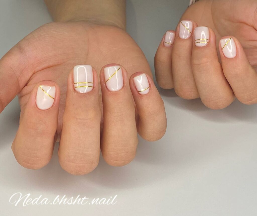 30 Latest White And Gold Nail Ideas To Try In 2024! 25 Short White Nails With Gold Stripes