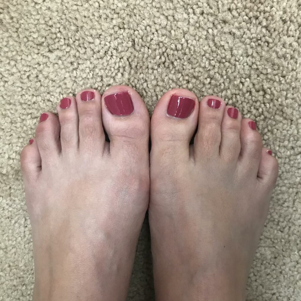 22 Fall Pedicure Color Ideas to Spice Up Your Look in 2024 10 Metallic Mauve