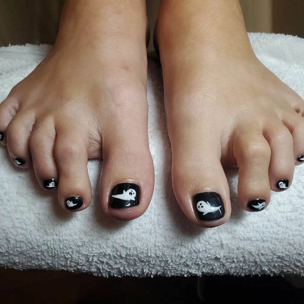 30 Spooky Halloween Pedicure Ideas to Try in 2024 36 Spellbound