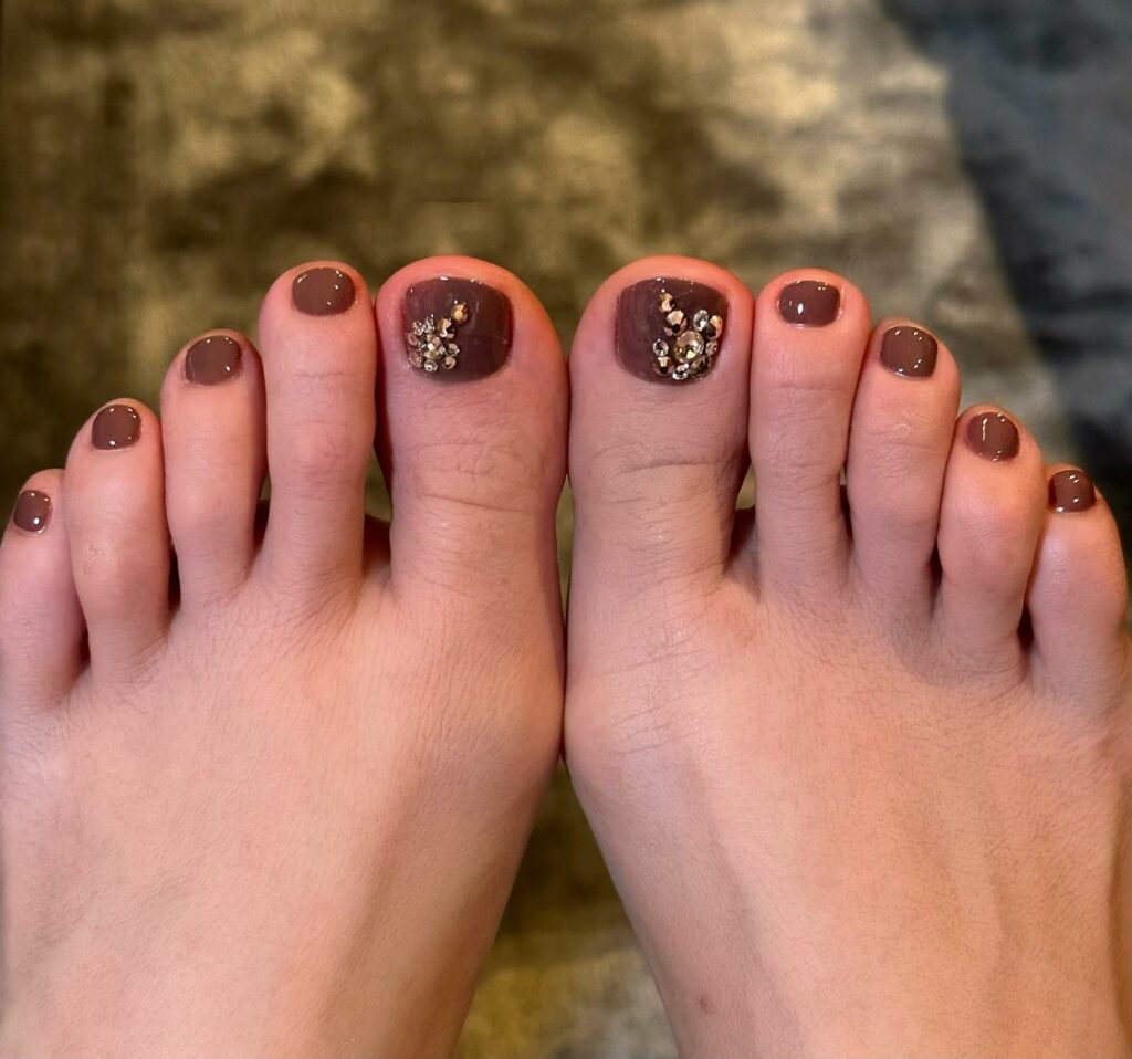 17 Trending Pedicure Colors to Experiment Within 2024 10 Incrível Marrom Fosco