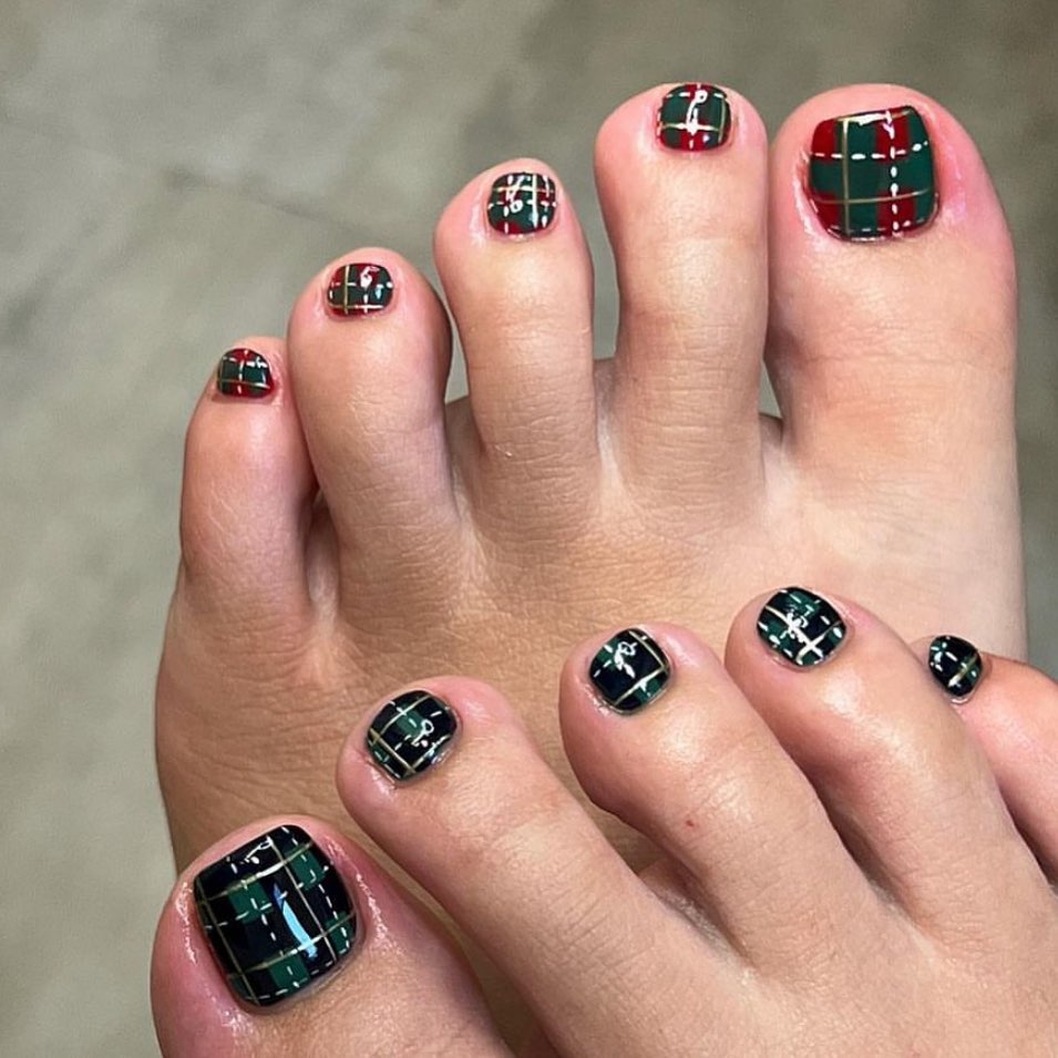 30 Green Pedicure Ideas to Refresh Your Look in 2024 23 Green Christmas