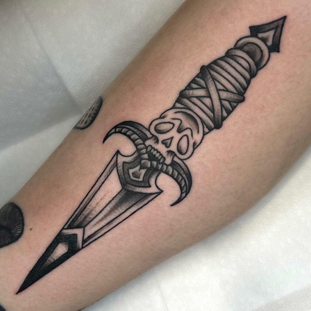 12+ Traditional Dagger Tattoo Ideas - To Inspire You In 2024 10 Traditional Dagger Tattoo