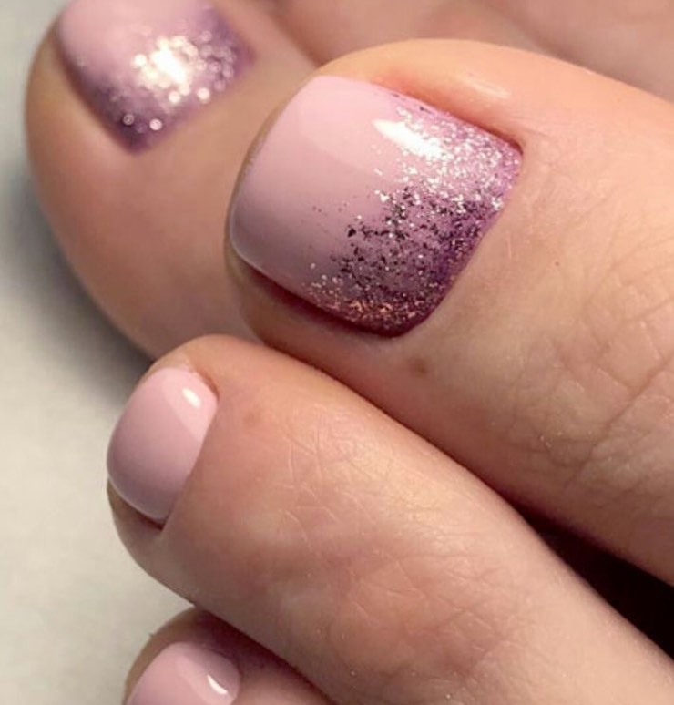 30 Ombre Pedicure Ideas to Experiment with in 2024 11 Dazzle with Glitter Ombre