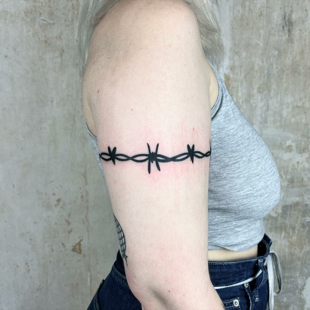 12 Amazing Barbed Wire Tattoos & Their Meanings 14