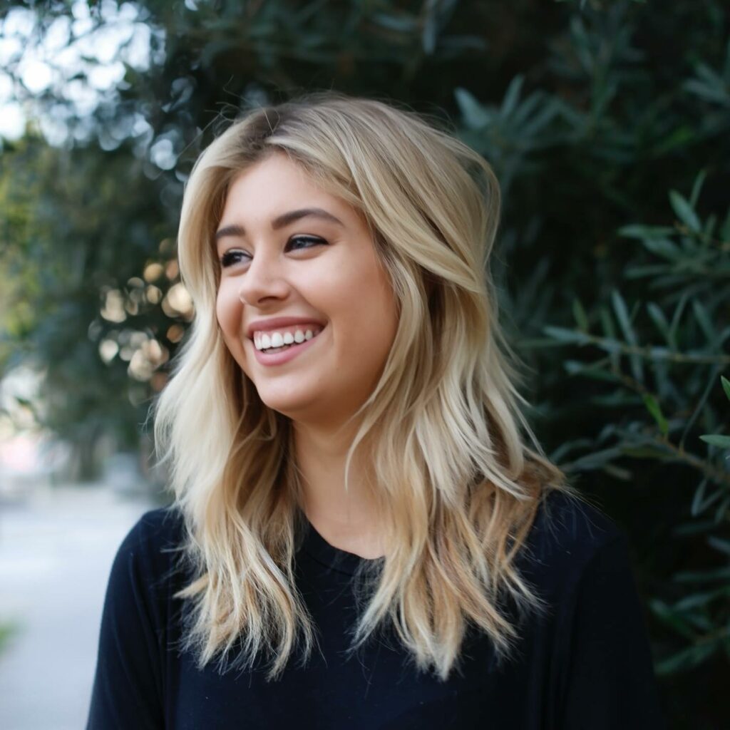 30 Medium Length Hairstyles Blonde Ideas to Try in 2024 12 Blunt Collarbone Cut