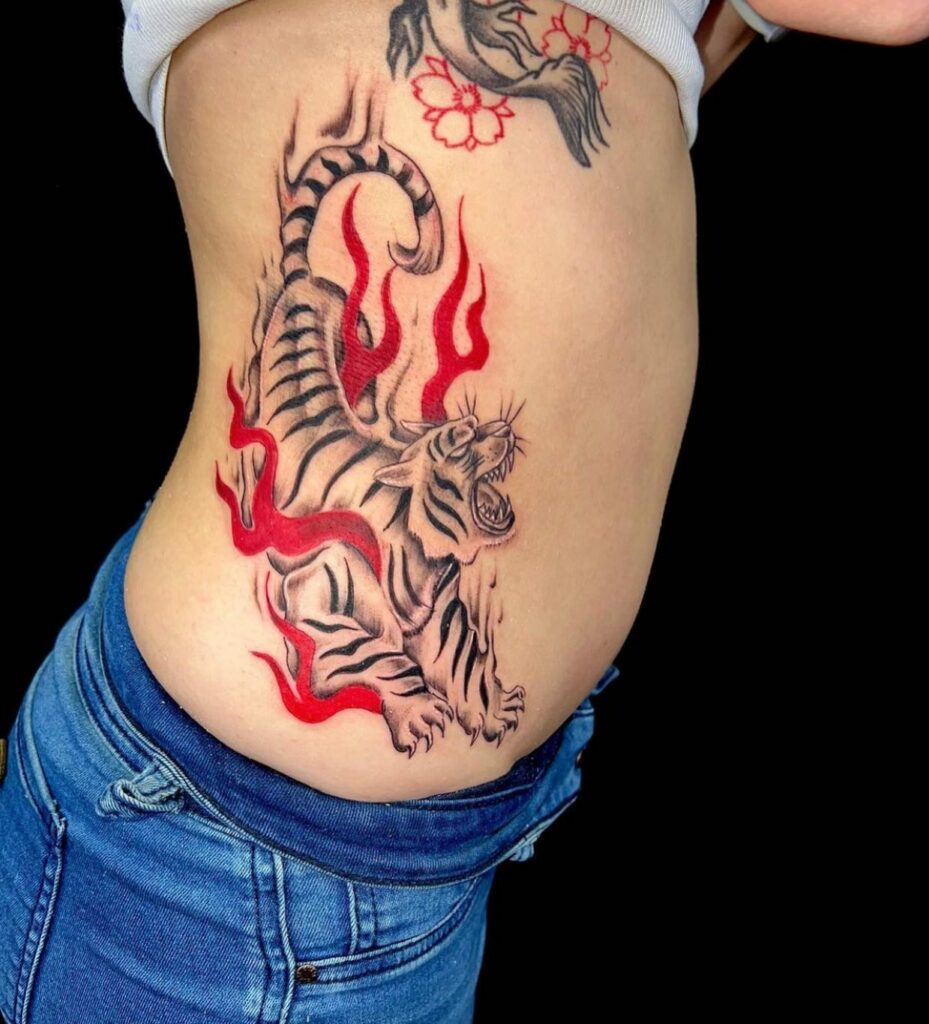 12+ AMAZING WOMEN’S SIDE RIB TATTOO IDEAS - 19 Japanese Side Tattoo