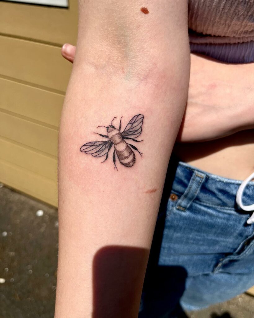 10 AMAZING BEE TATTOO IDEAS + MEANINGS - NEW FOR 2024 11 Bee Tattoo