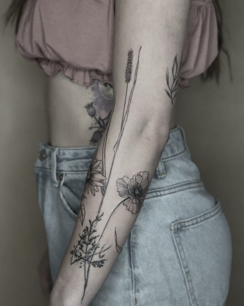 POPPY FLOWER TATTOOS: AN ACCURATE GUIDE TO THEIR MEANINGS 21 Sunflower and Poppy Tattoo
