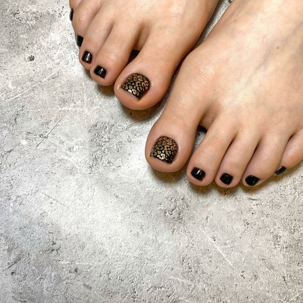 22 Latest Black And Gold Pedicure Designs To Try In 2024! 24 Rose Gold Accent