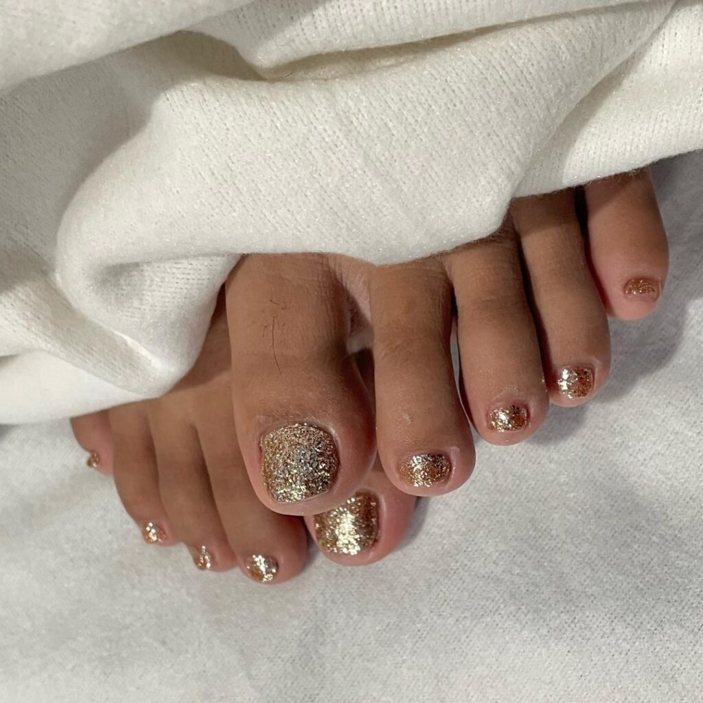 30 Gold Pedicure Ideas to Add Glamour to Your Look in 2024 26 Stunning Gold Flakes Pedicure