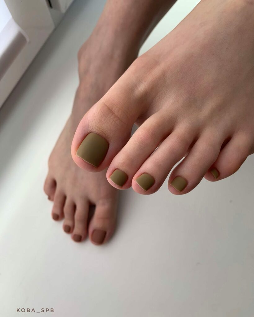30 Green Pedicure Ideas to Refresh Your Look in 2024 20 Army Green