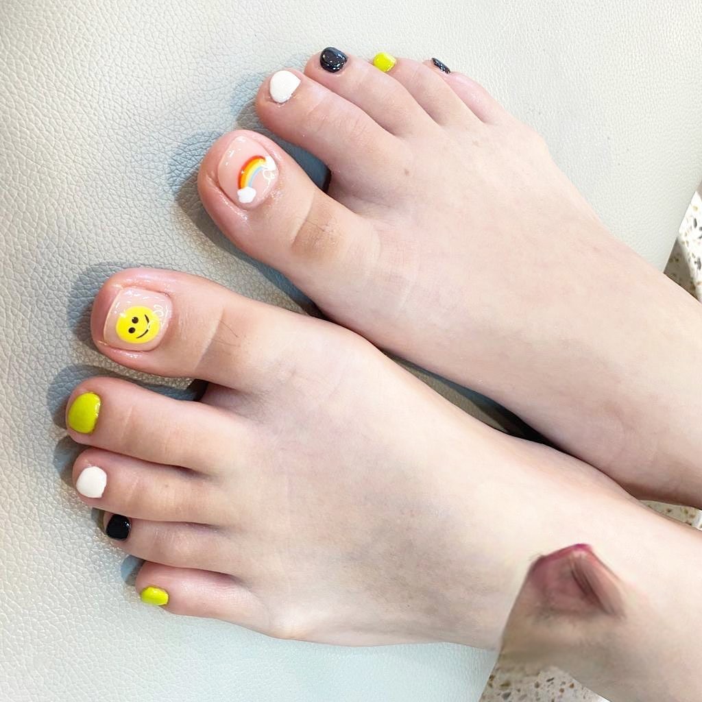 30 Yellow Pedicure Ideas to Brighten Up Your Look in 2024 35 Yellow Pedicure With Emoji And Rainbow Art Design