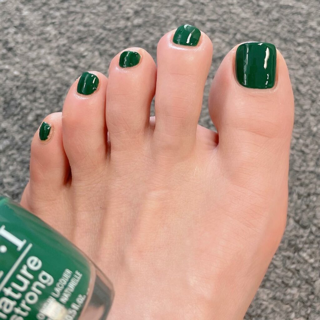 30 Green Pedicure Ideas to Refresh Your Look in 2024 25 Hunter Green