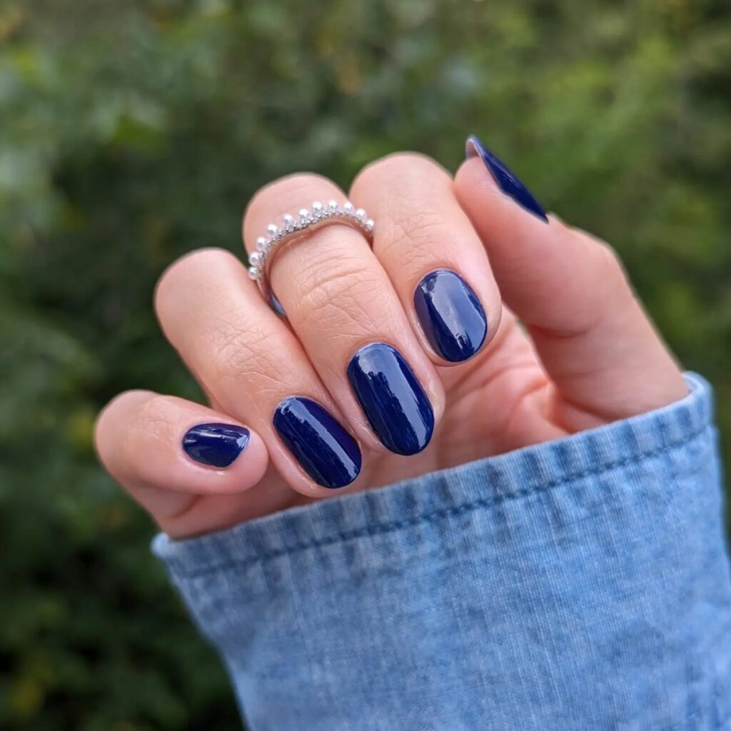 20 Latest Short Blue Nail Designs To Try In 2024! 19 Navy Blue Short Round Nails