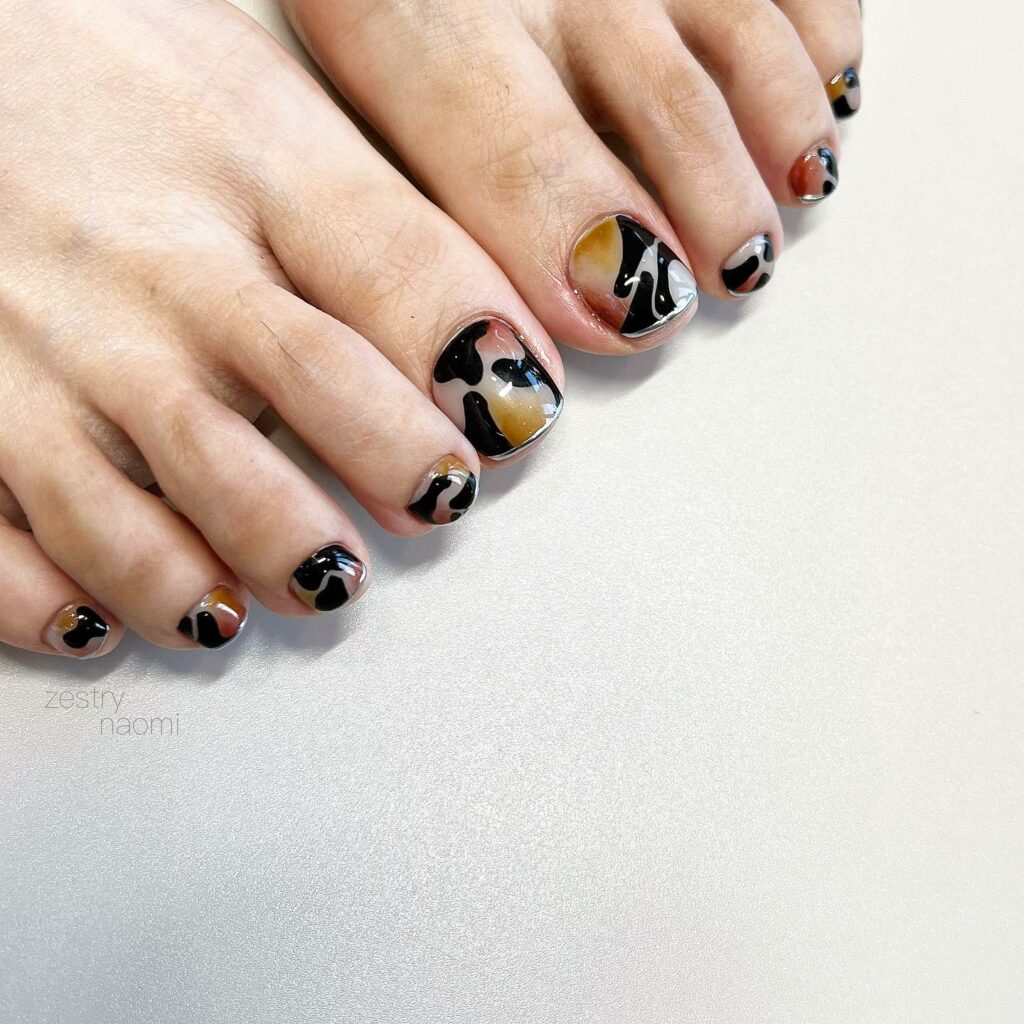 22 Latest Black And Gold Pedicure Designs To Try In 2024! 23 Art Deco