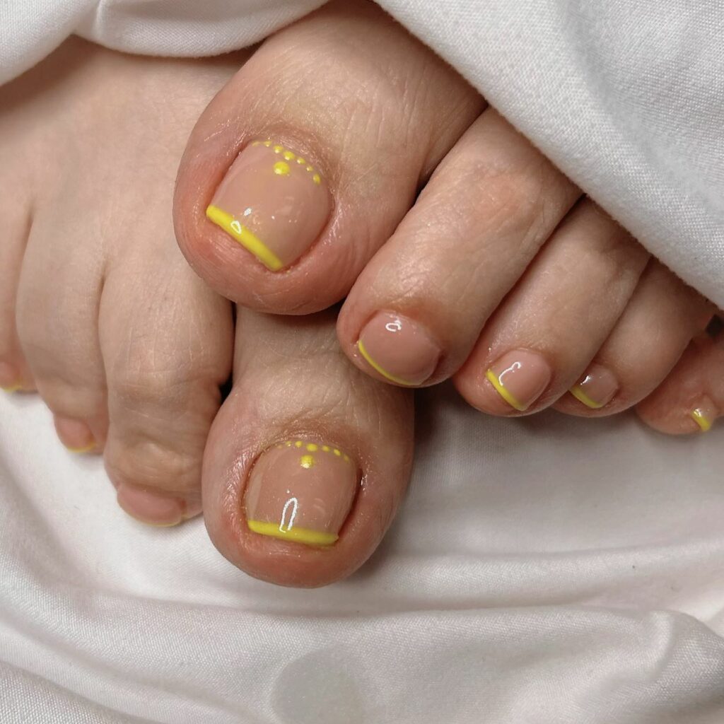30 Yellow Pedicure Ideas to Brighten Up Your Look in 2024 23 solo_nailssss