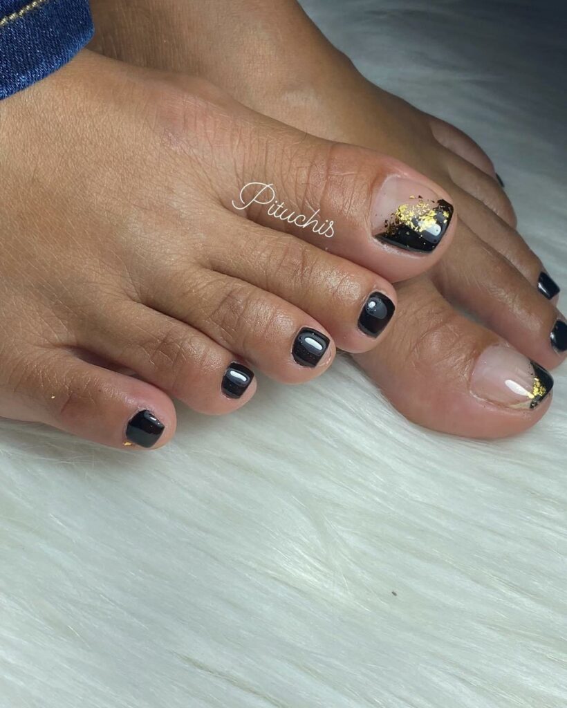 22 Latest Black And Gold Pedicure Designs To Try In 2024! 21 Wavy Black & Gold