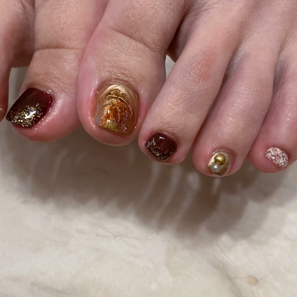 30 Gold Pedicure Ideas to Add Glamour to Your Look in 2024 36 Gold Ombre Pedicure