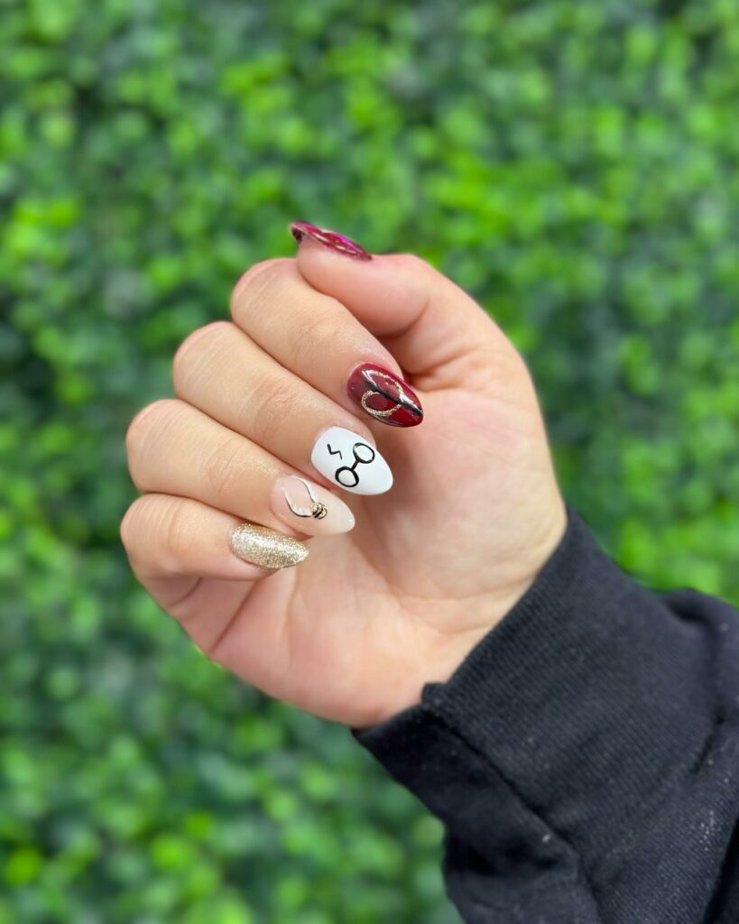 33 Latest Harry Potter Nail Ideas To Try In 2024! 32 Harry Potter Nails With Gold Glitter And Harry's Eyeglass