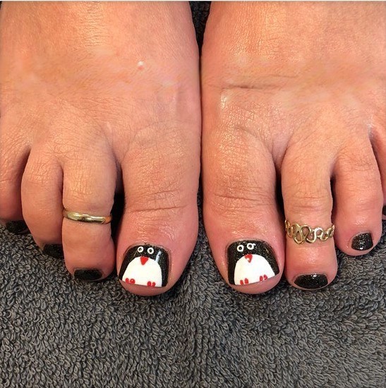 30 Festive Christmas Pedicure Ideas to Experiment with in 2024 39 Penguin Parade