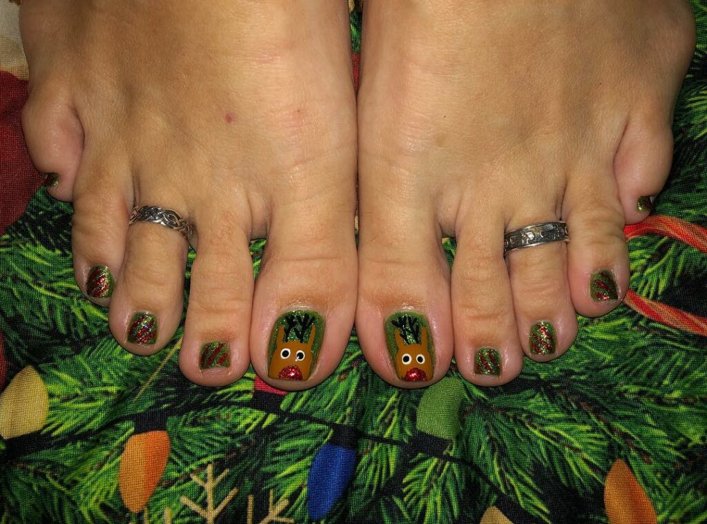 30 Festive Christmas Pedicure Ideas to Experiment with in 2024 38 Reindeer Games