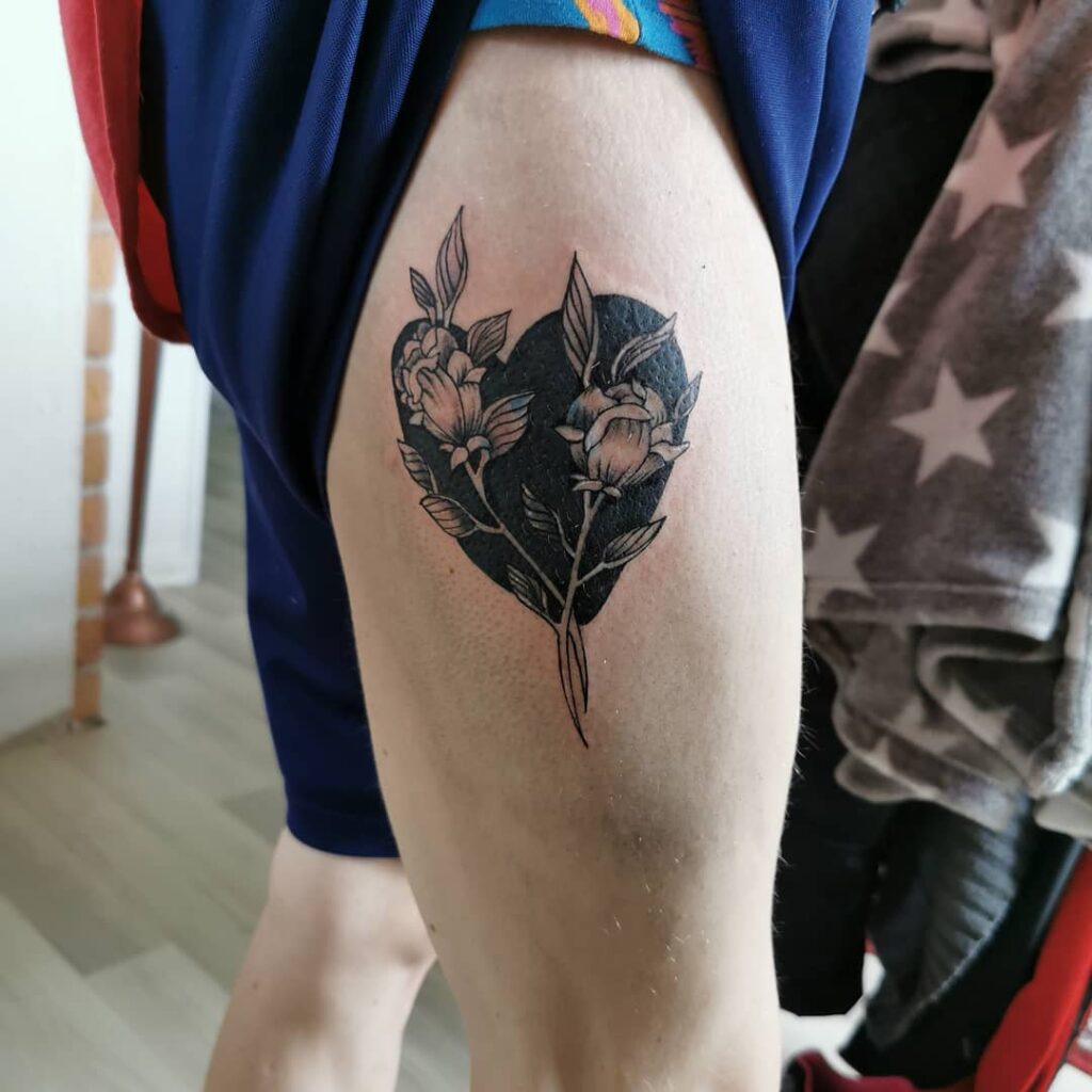 11+ Heart and Flower Tattoo Ideas That Will Blow Your Mind! 18 Black Heart And Roses Tattoo