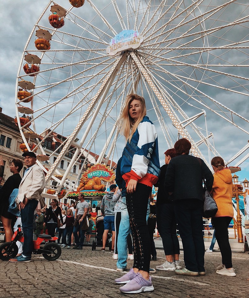 What to Wear to an Amusement Park - The Ultimate Guide for 2024 14 90s jeans