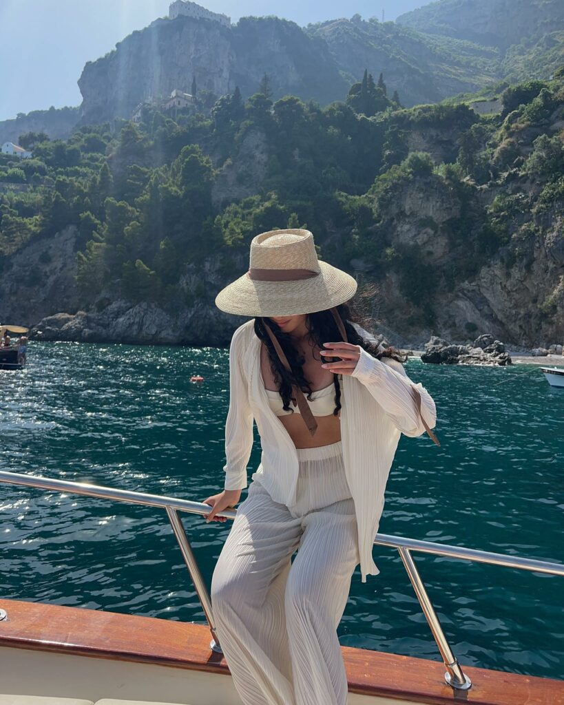 What to Wear on a Boat: The Ultimate Guide for 2024 15 An All-Day Affair
