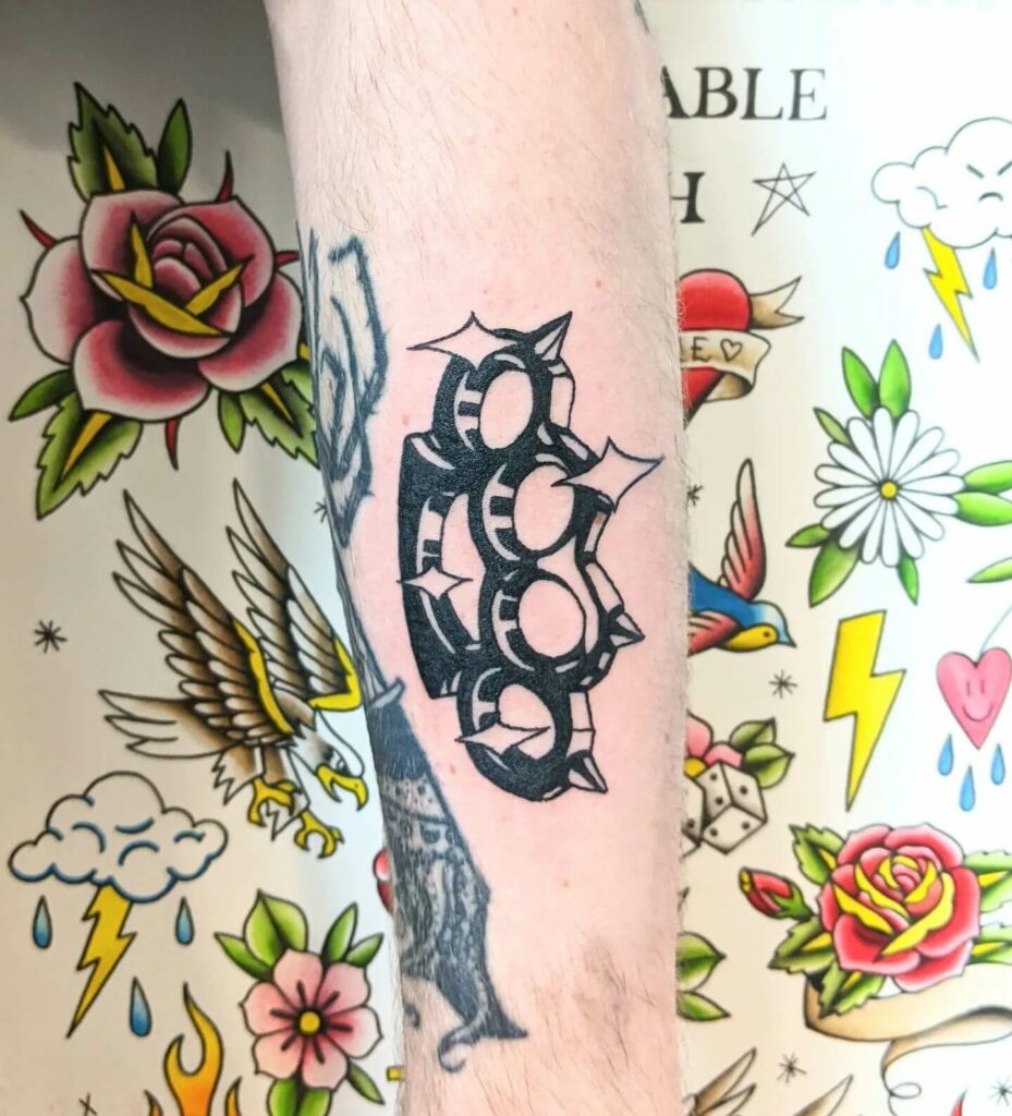 11+ Black Traditional Tattoo Flash Ideas That Will Blow Your Mind! 14 Knuckle Duster Flash Tattoo
