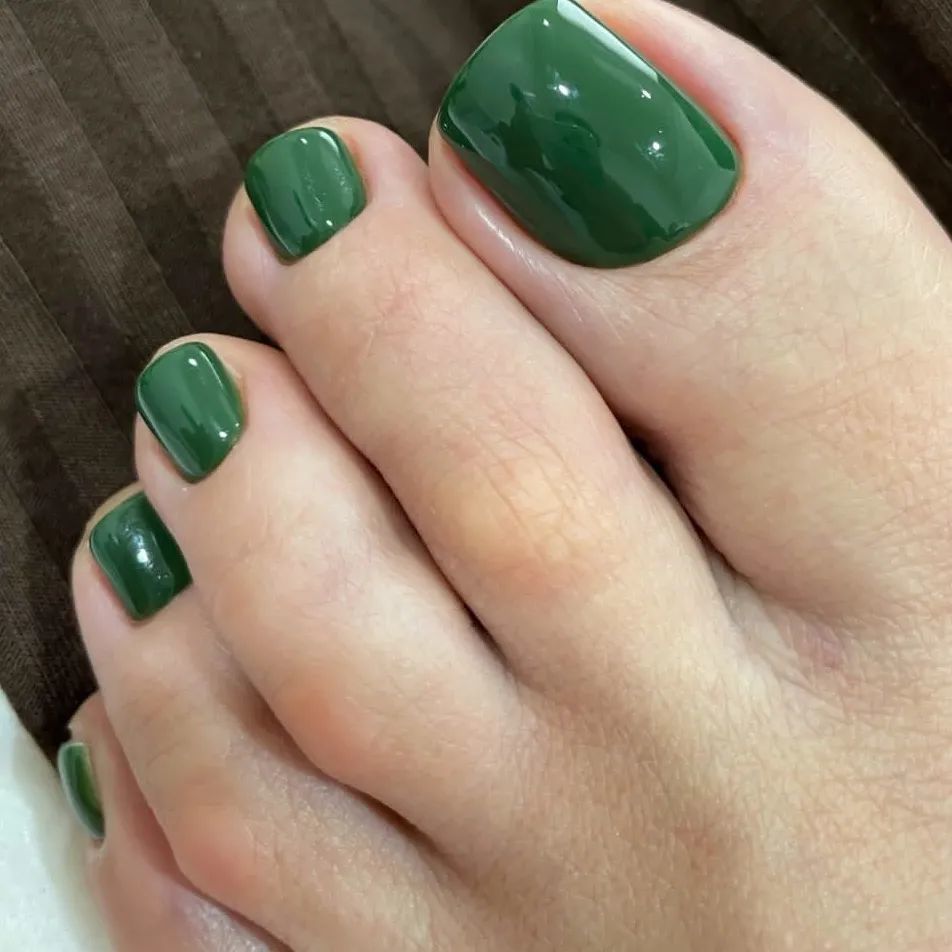 30 Green Pedicure Ideas to Refresh Your Look in 2024 14 Dark Green
