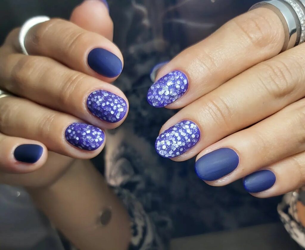 30 Latest Navy Blue Nail Designs To Try In 2024! 11 Short Navy Blue Square Nails with Gold Glitter