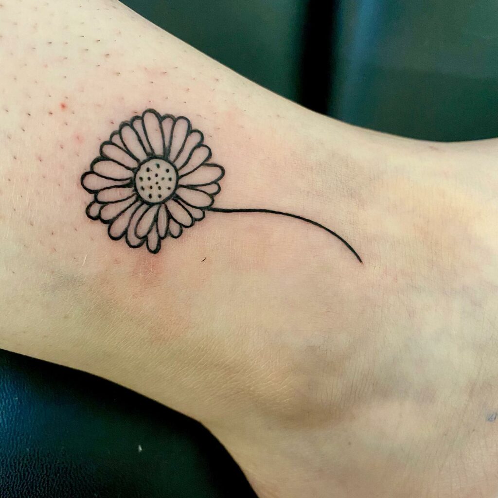 11+ Minimalist Daisy Tattoo Ideas That Will Blow Your Mind! 14 Black and White Daisy Tattoo