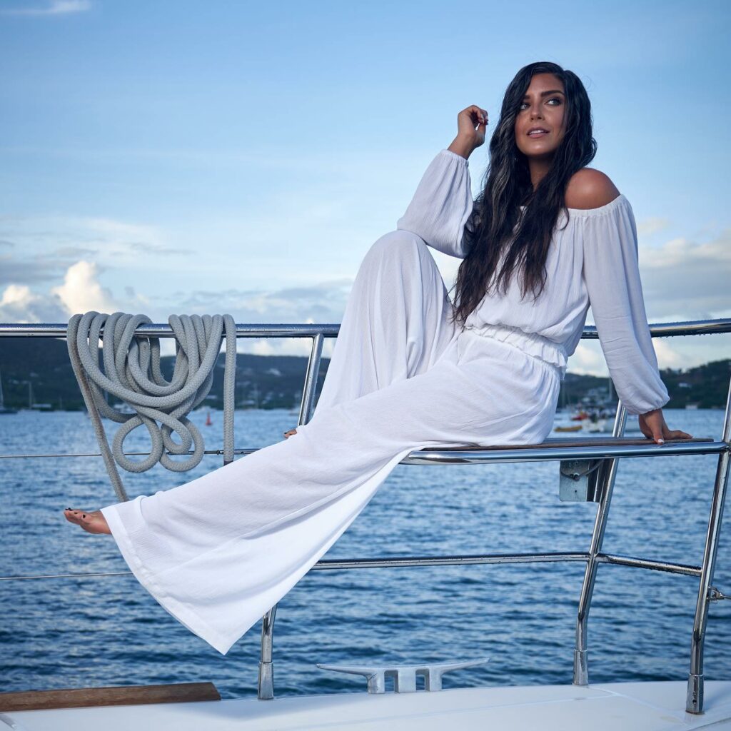 What to Wear on a Boat: The Ultimate Guide for 2024 18 Casual All White Boat Outfit