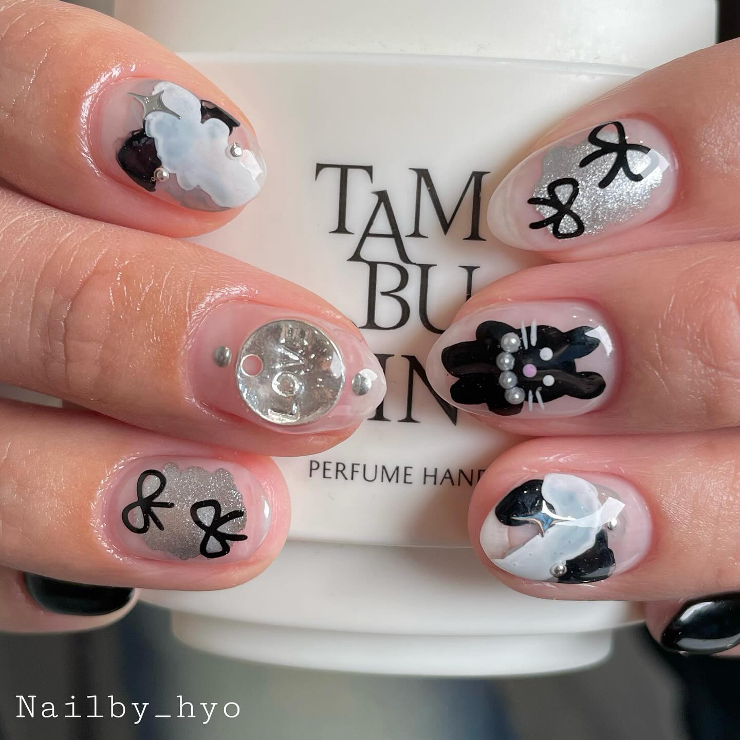 20 Latest Edgy Nail Designs With Drawings to Try In 2024! 50 Chic Monochrome Ampersand Nail Art with Gems