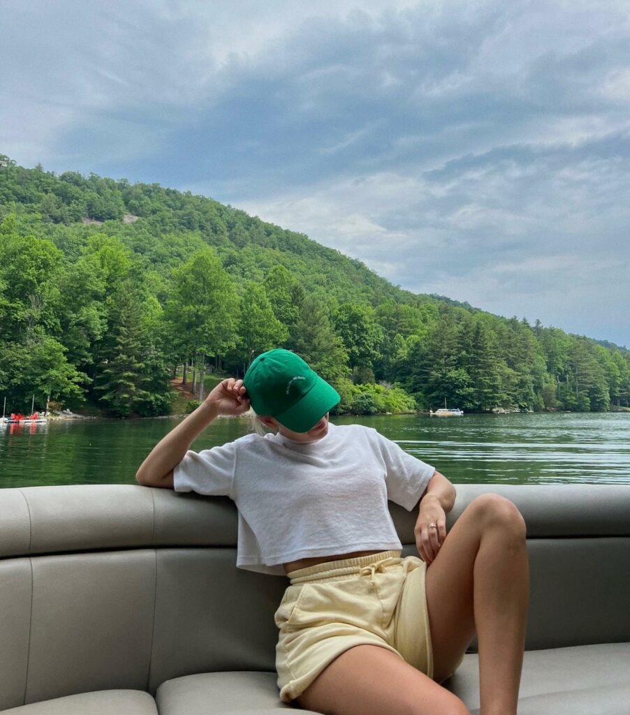 What to Wear on a Boat: The Ultimate Guide for 2024 11 Chill Boat Day Outfit