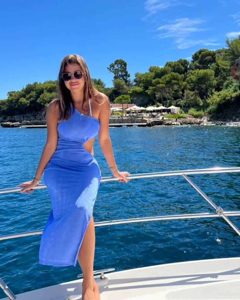 What to Wear on a Boat: The Ultimate Guide for 2024 14 Classic Boat Outfit