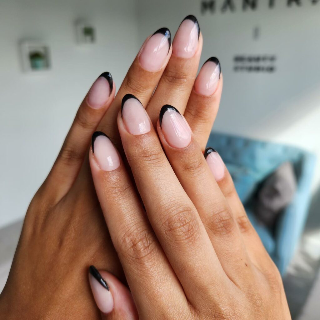 22 Latest Short Black French Tip Nail Ideas To Try In 2024! 14 Classic Short Black French Nails for a Chic Statement