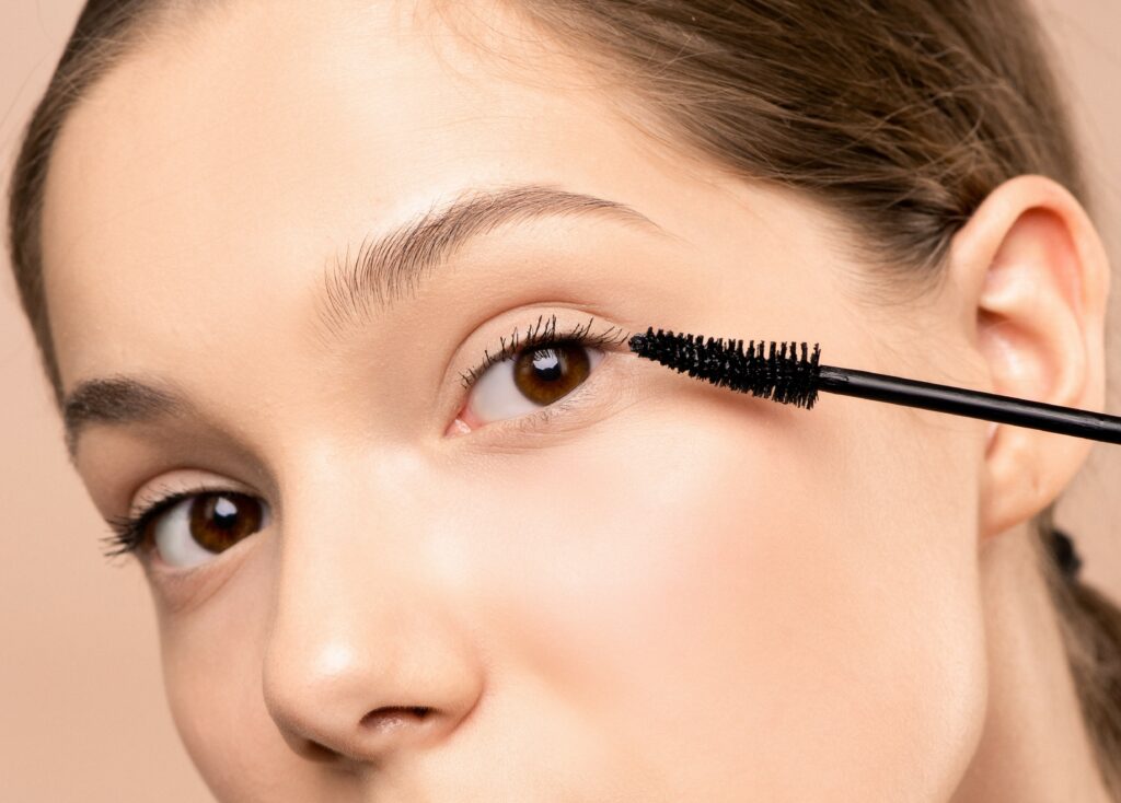 Fix Your Bent Eyelashes Instantly With 3 Simple Hacks! 12 Curling Your Lashes