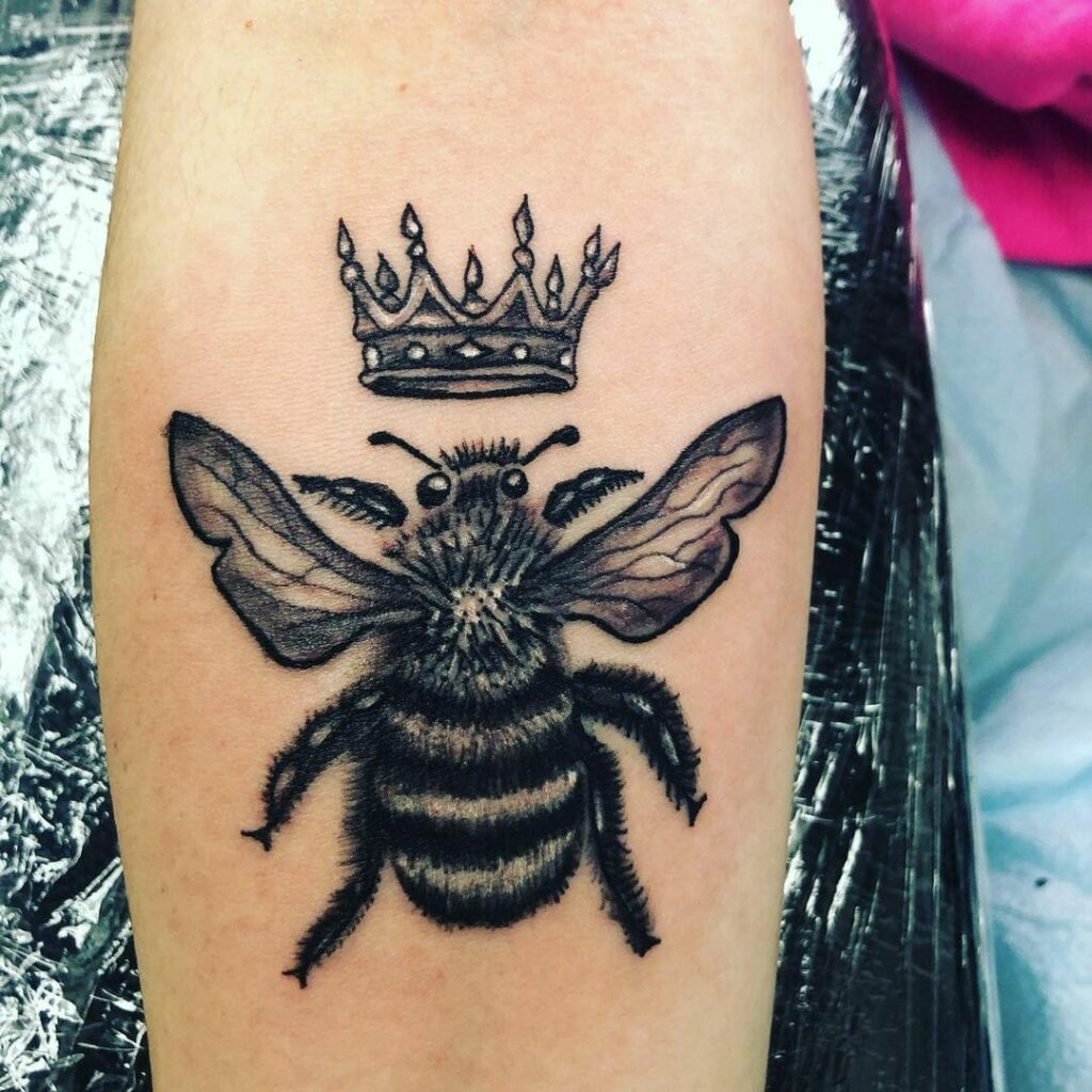 11+ Queen Bee Tattoo Ideas You Have To See To Believe! 15 Dark Queen Bee Tattoo Emitting An Aura of Bold Regality
