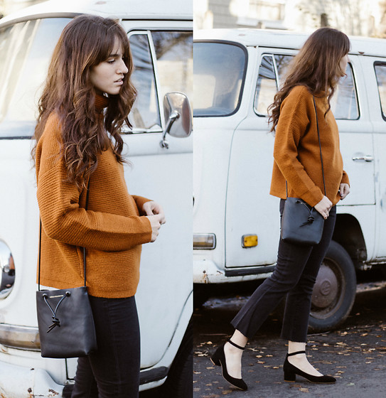 What Shoes to Wear with Women's Jeans - The Ultimate Guide in 2024 14 Demi Boot & Crop Flares